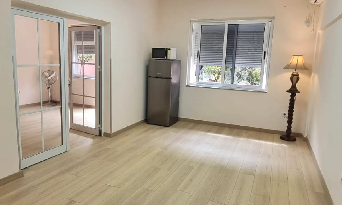 Jepet me qera ambjent per biznes te Kafe Flora.