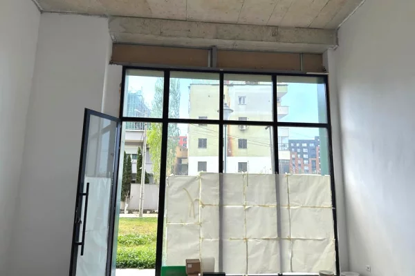 Ambient biznesi me qera 3+1 ne Tirane - 90,000 Leke