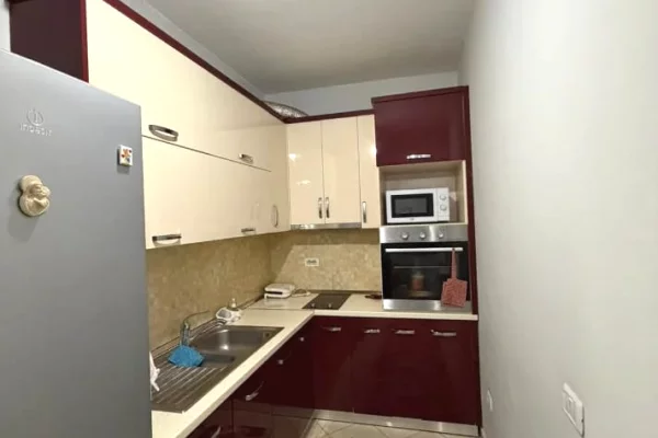 Shtepi me qera Apartament ne Tirane, 1+1, Mobilimi E mobiluar, Pagesa 40,000  Leke.