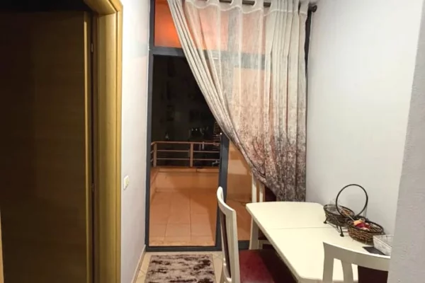 Shtepi me qera Apartament ne Tirane, 1+1, Mobilimi E mobiluar, Pagesa 40,000  Leke.
