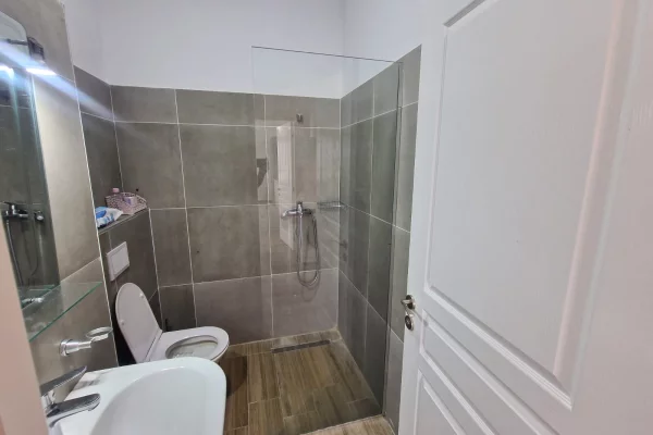 Shtepi me qera Apartament ne Tirane, 1+1, Mobilimi E mobiluar, Pagesa 50,000  Leke.