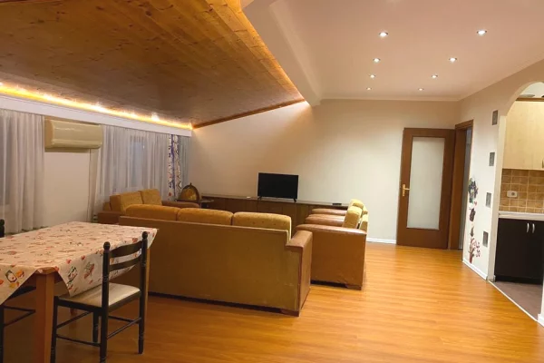 Shtepi ne shitje Apartament ne Tirane, 2+1, Mobilimi E mobiluar, Pagesa 250,000  Euro.