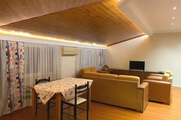 Shtepi ne shitje Apartament ne Tirane, 2+1, Mobilimi E mobiluar, Pagesa 250,000  Euro.