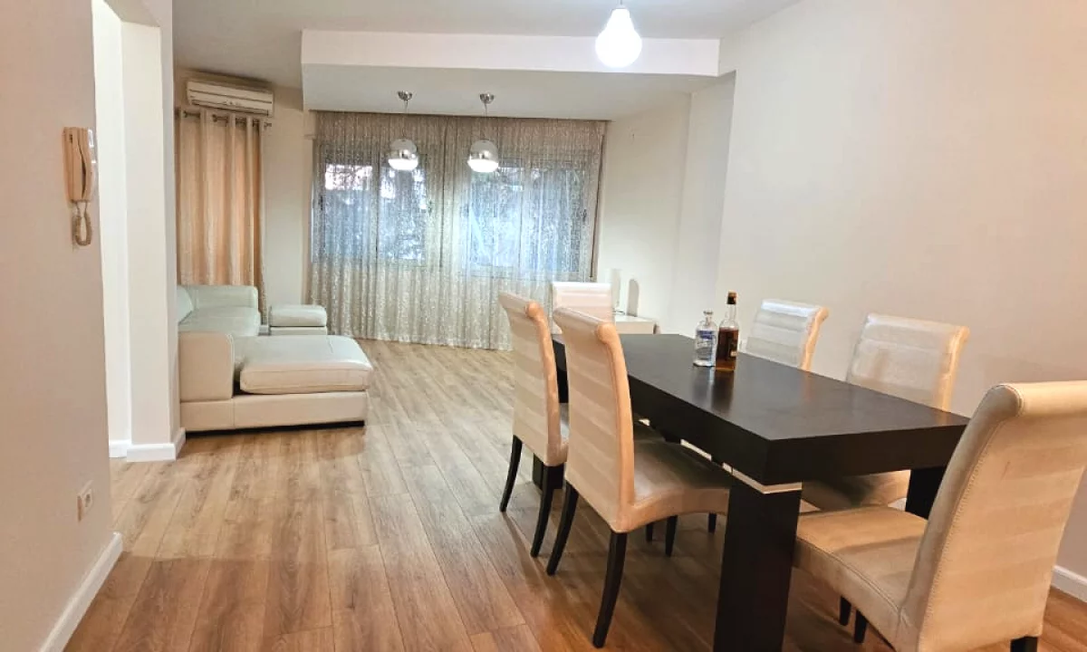 Shtepi ne shitje Apartament ne Tirane, 1+1, Mobilimi Pjeserisht e mobiluar, Pagesa 163,000  Euro.