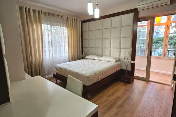 Shtepi ne shitje Apartament ne Tirane, 1+1, Mobilimi Pjeserisht e mobiluar, Pagesa 163,000  Euro.