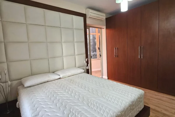 Shtepi ne shitje Apartament ne Tirane, 1+1, Mobilimi Pjeserisht e mobiluar, Pagesa 163,000  Euro.
