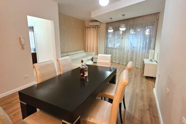 Shtepi ne shitje Apartament ne Tirane, 1+1, Mobilimi Pjeserisht e mobiluar, Pagesa 163,000  Euro.
