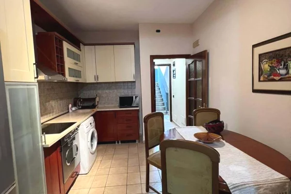 Shtepi me qera Apartament ne Tirane, 2+1, Mobilimi E mobiluar, Pagesa 50,000  Leke.