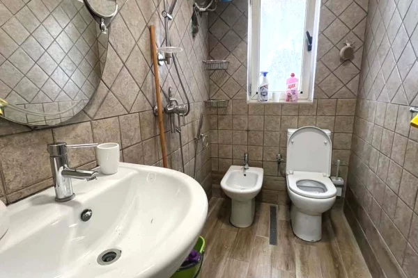 Shtepi me qera Apartament ne Tirane, 2+1, Mobilimi E mobiluar, Pagesa 50,000  Leke.