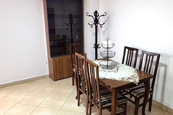 Shtepi me qera Apartament ne Tirane, 2+1, Mobilimi E mobiluar, Pagesa 65,000  Leke.