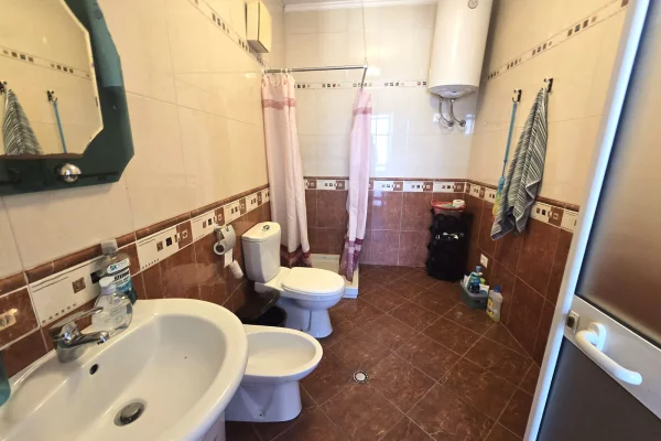 Shtepi me qera Apartament ne Tirane, 2+1, Mobilimi E mobiluar, Pagesa 65,000  Leke.