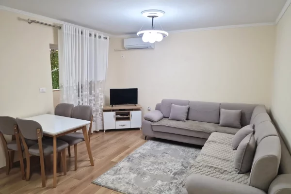 Shitet apartament 1+1 mbrapa Ambasades Amerikane