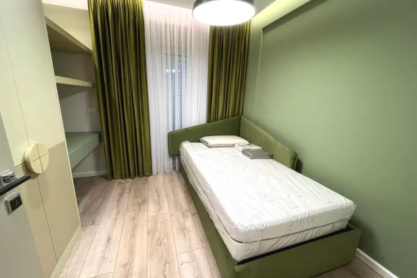 Shtepi me qera Apartament ne Tirane, 3+1, Mobilimi E mobiluar, Pagesa 1,800  Euro.