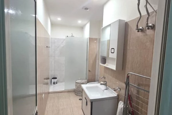 Shtepi me qera Apartament ne Tirane, 1+1, Mobilimi E mobiluar, Pagesa 600  Euro.