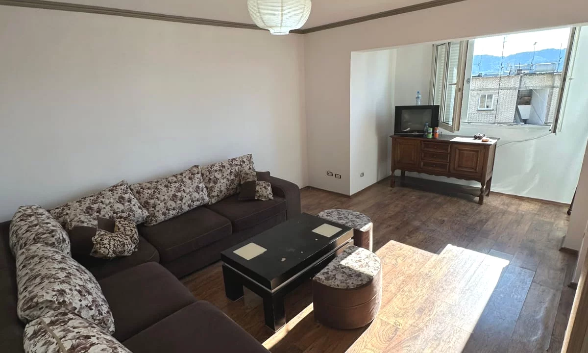 Shtepi ne shitje Apartament ne Tirane, 2+1, Mobilimi E mobiluar, Pagesa 95,000  Euro.