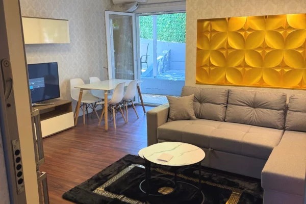 Jepet me qera apartament  lluksoz 2+1 te Liqeni i Thate