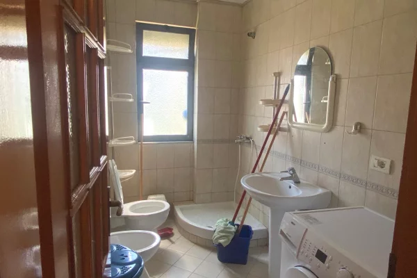 Shtepi me qera Apartament ne Tirane, 1+1, Mobilimi E mobiluar, Pagesa 50,000  Leke.