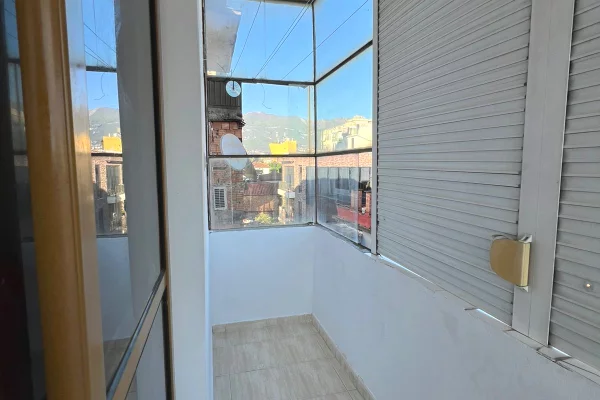 Shtepi me qera Apartament ne Tirane, 2+1, Mobilimi E mobiluar, Pagesa 50,000  Leke.