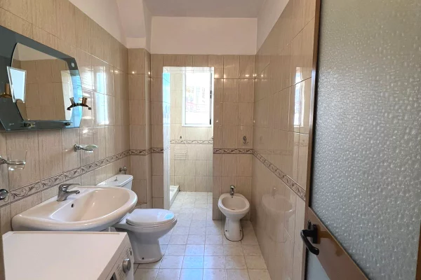Shtepi me qera Apartament ne Tirane, 2+1, Mobilimi E mobiluar, Pagesa 50,000  Leke.