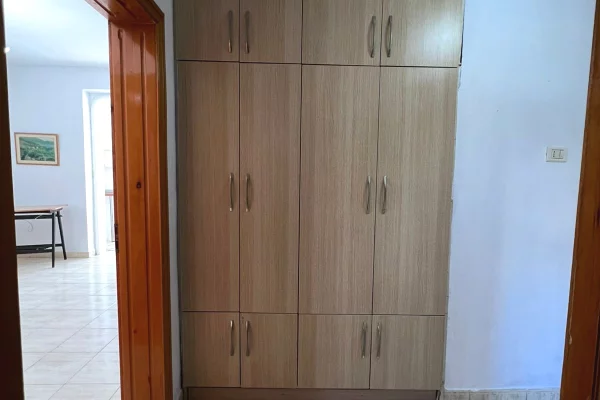 Shtepi me qera Apartament ne Tirane, 2+1, Mobilimi E mobiluar, Pagesa 50,000  Leke.