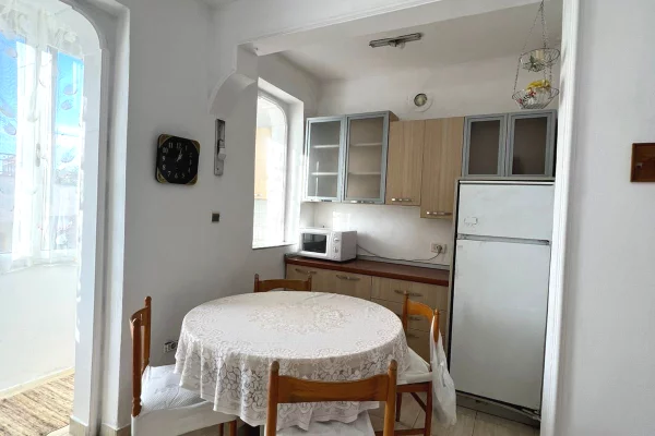 Shtepi me qera Apartament ne Tirane, 2+1, Mobilimi E mobiluar, Pagesa 50,000  Leke.