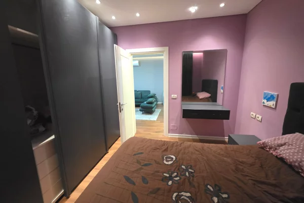 Shtepi ne shitje Apartament ne Tirane, 1+1, Mobilimi E mobiluar, Pagesa 160,000  Euro.