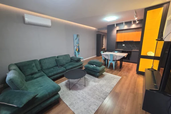 Shitet apartament 1+1 lluksoz ne Kompleksin prane Restorant Gjeli ne Don Bosko.