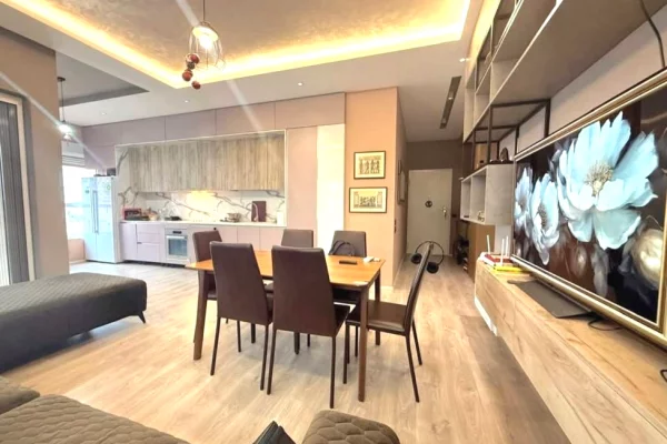Shtepi ne shitje Apartament ne Tirane, 2+1, Mobilimi E mobiluar, Pagesa 180,000  Euro.