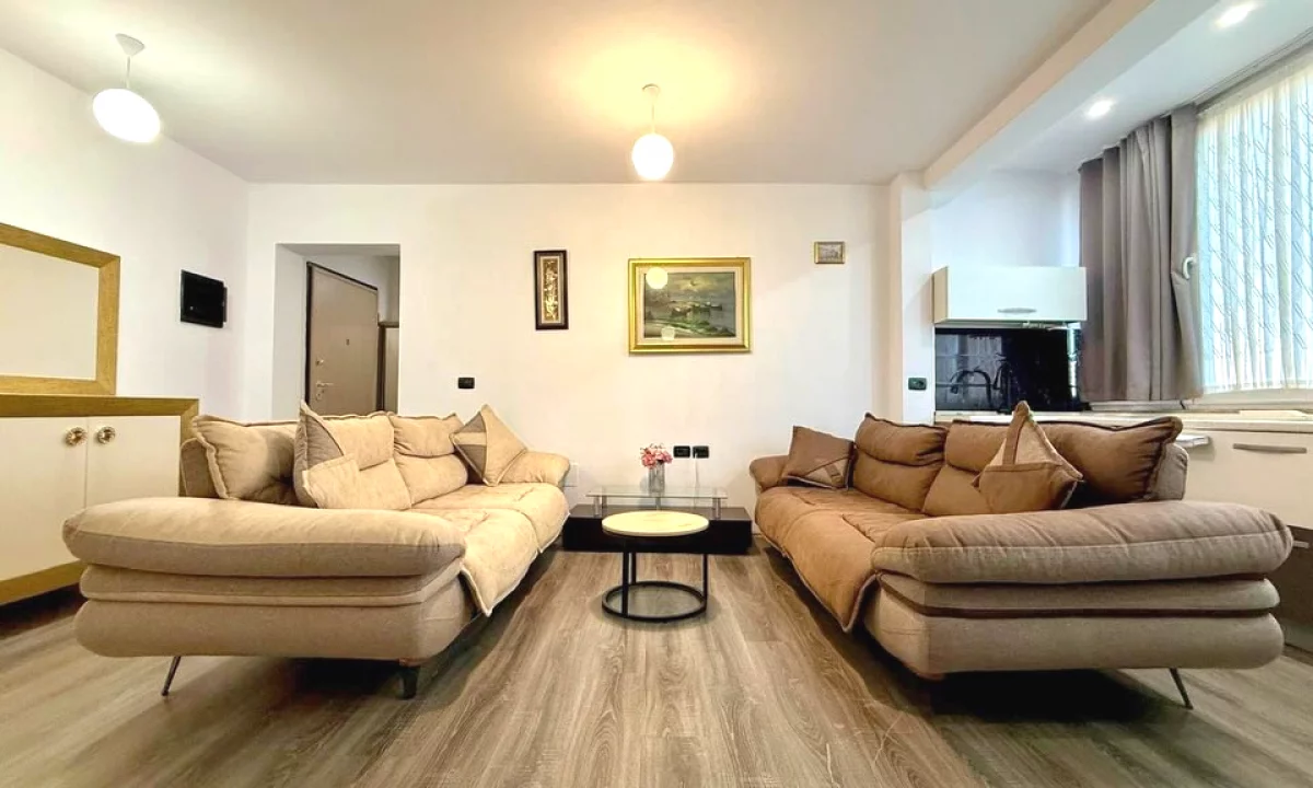 Shtepi ne shitje Apartament ne Tirane, 2+1, Mobilimi E mobiluar, Pagesa 195,000  Euro.