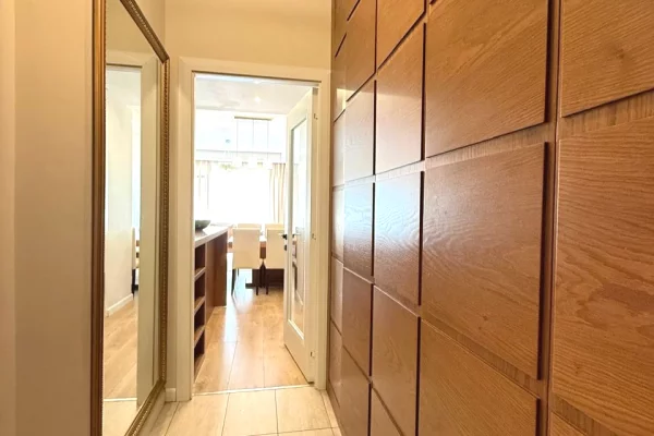 Shtepi ne shitje Apartament ne Tirane, 3+1, Mobilimi E mobiluar, Pagesa 249,000  Euro.