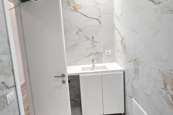 Shtepi ne shitje Apartament ne Tirane, 2+1, Mobilimi Bosh, pa mobiluar, Pagesa 220,000  Euro.