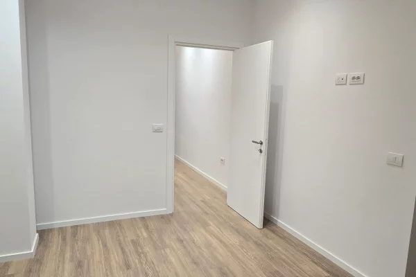 Shtepi ne shitje Apartament ne Tirane, 2+1, Mobilimi Bosh, pa mobiluar, Pagesa 220,000  Euro.