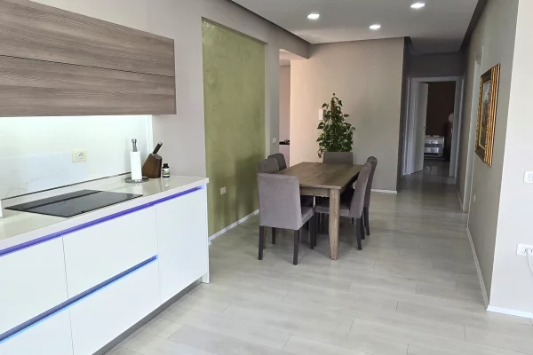 Shtepi me qera Apartament ne Tirane, 3+1, Mobilimi E mobiluar, Pagesa 1,400  Euro.