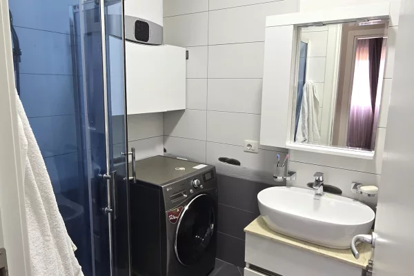 Shtepi me qera Apartament ne Tirane, 3+1, Mobilimi E mobiluar, Pagesa 1,400  Euro.