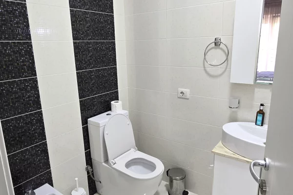 Shtepi me qera Apartament ne Tirane, 3+1, Mobilimi E mobiluar, Pagesa 1,400  Euro.