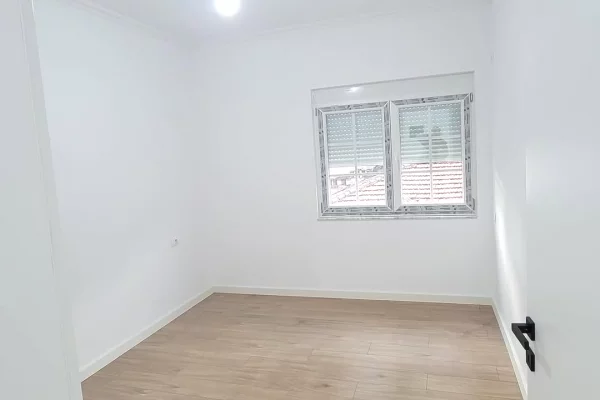 Shtepi ne shitje Apartament ne Tirane, 2+1, Mobilimi Bosh, pa mobiluar, Pagesa 222,000  Euro.