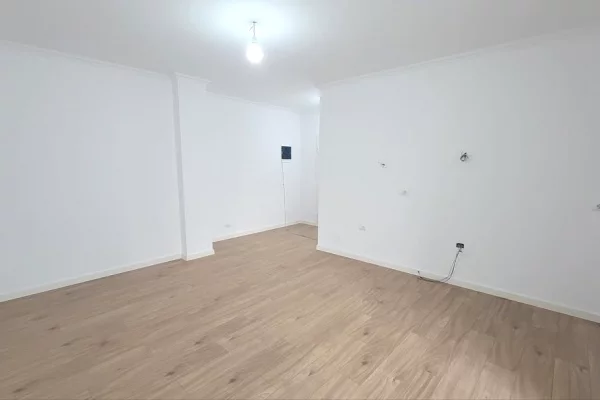 Shtepi ne shitje Apartament ne Tirane, 2+1, Mobilimi Bosh, pa mobiluar, Pagesa 222,000  Euro.
