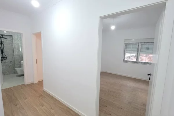 Shtepi ne shitje Apartament ne Tirane, 2+1, Mobilimi Bosh, pa mobiluar, Pagesa 222,000  Euro.