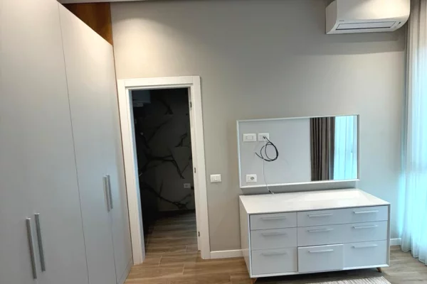 Shtepi me qera Apartament ne Tirane, 2+1, Mobilimi E mobiluar, Pagesa 1,300  Euro.