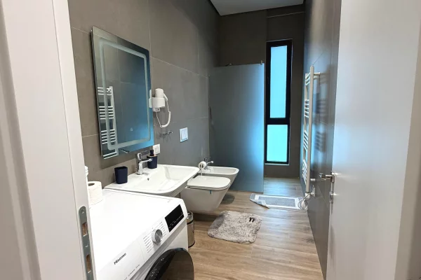 Shtepi me qera Apartament ne Tirane, 2+1, Mobilimi E mobiluar, Pagesa 1,300  Euro.