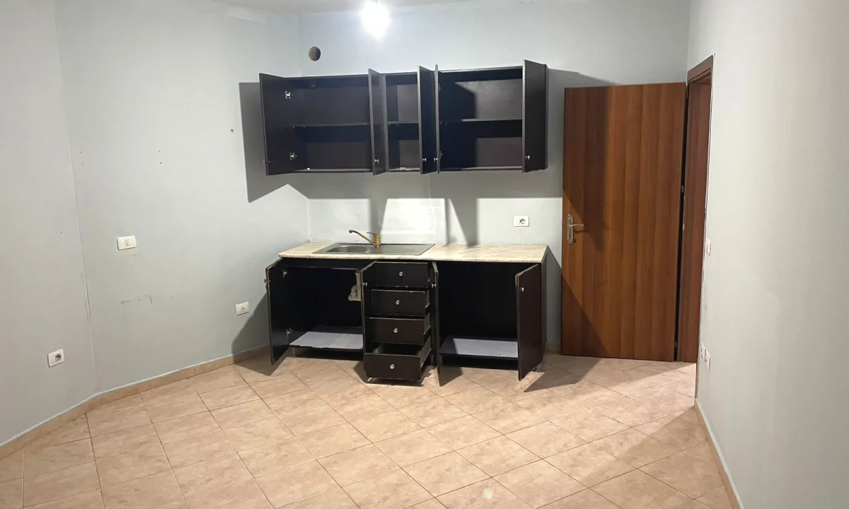 Shtepi me qera Apartament ne Tirane, 1+1, Mobilimi Bosh, pa mobiluar, Pagesa 30,000  Leke.