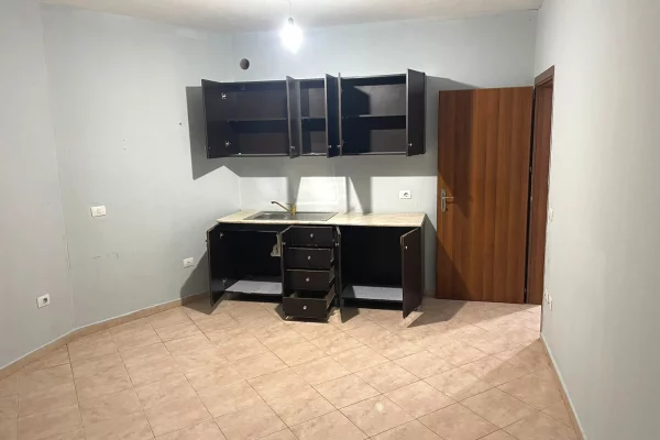 Shtepi me qera 1+1 ne Tirane - 30,000 Leke
