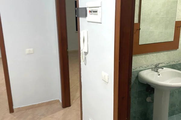 Shtepi me qera Apartament ne Tirane, 1+1, Mobilimi Bosh, pa mobiluar, Pagesa 30,000  Leke.