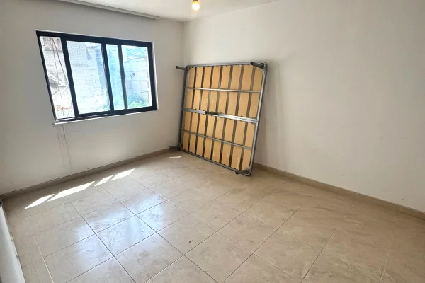 Shtepi ne shitje Apartament ne Tirane, 2+1, Mobilimi Bosh, pa mobiluar, Pagesa 155,000  Euro.