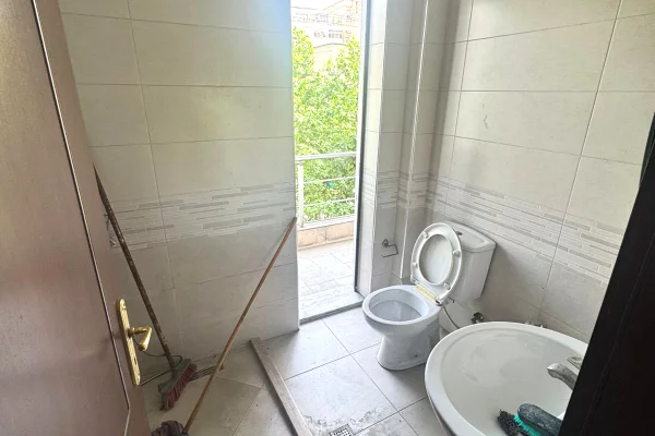 Shtepi ne shitje Apartament ne Tirane, 2+1, Mobilimi Bosh, pa mobiluar, Pagesa 155,000  Euro.