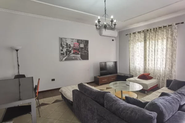 Jepet me qera 2+1+2 shtëpi private 2-katëshe pranë Casa Italia