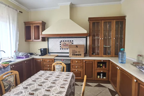Shtepi me qera Apartament ne Tirane, 2+1, Mobilimi E mobiluar, Pagesa 950  Euro.