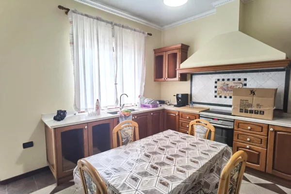 Shtepi me qera Apartament ne Tirane, 2+1, Mobilimi E mobiluar, Pagesa 950  Euro.