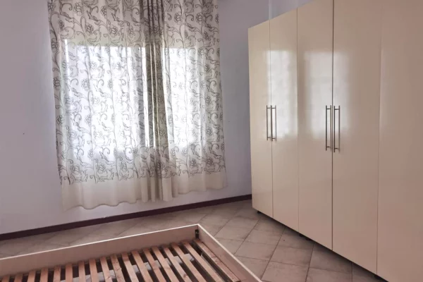 Shtepi me qera Apartament ne Tirane, 2+1, Mobilimi E mobiluar, Pagesa 950  Euro.