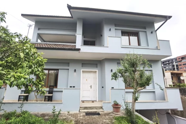 Shtepi me qera Apartament ne Tirane, 2+1, Mobilimi E mobiluar, Pagesa 950  Euro.
